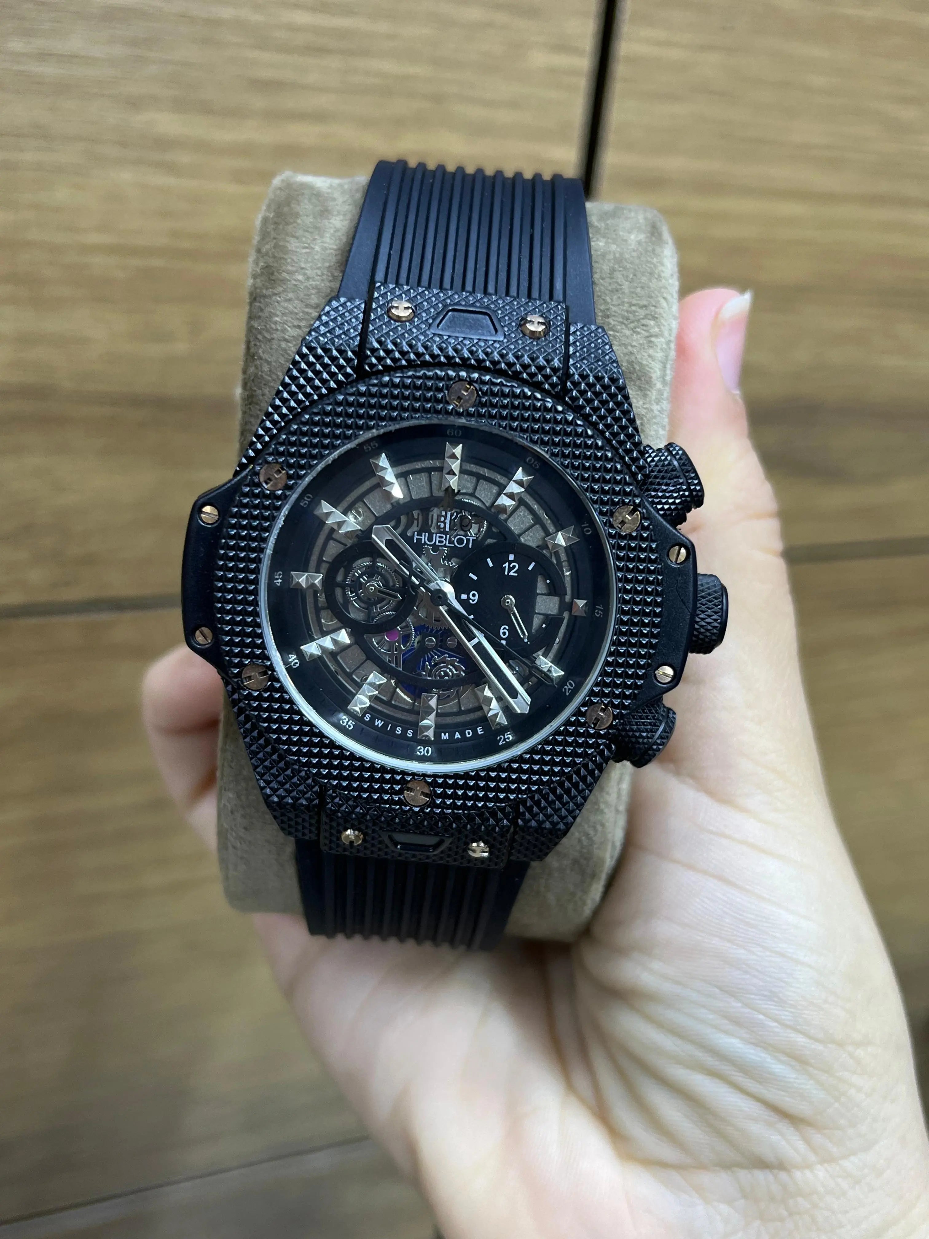 Hublot - Montre noire design – cadran squelette, boîtier texturé & bracelet silicone (style sport premium)