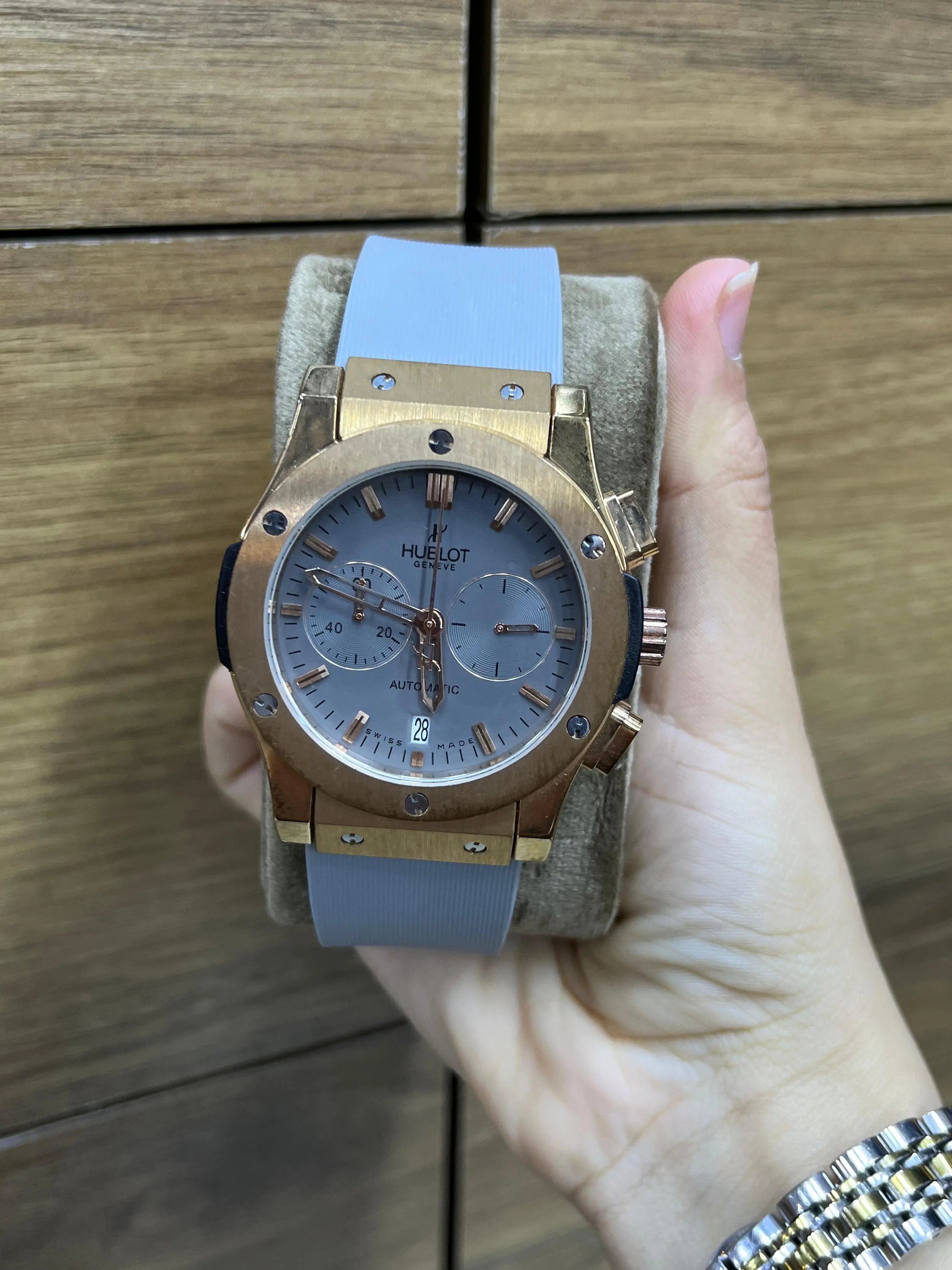 Hublot - Montre style chronographe – cadran gris, boîtier ton or rose & bracelet silicone gris (avec date)