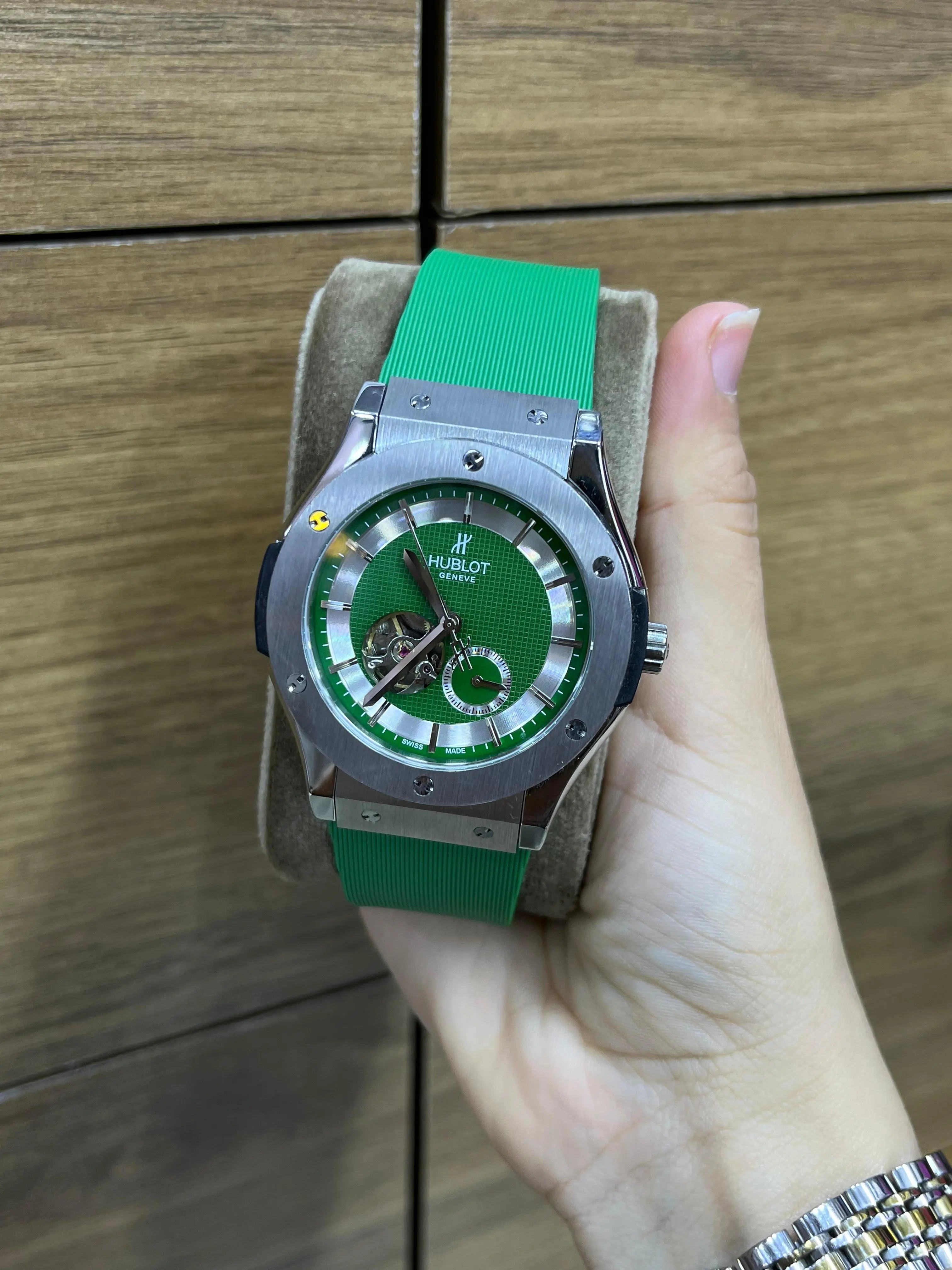 Hublot - Montre verte & acier – cadran vert texturé, ouverture mécanique & bracelet silicone vert