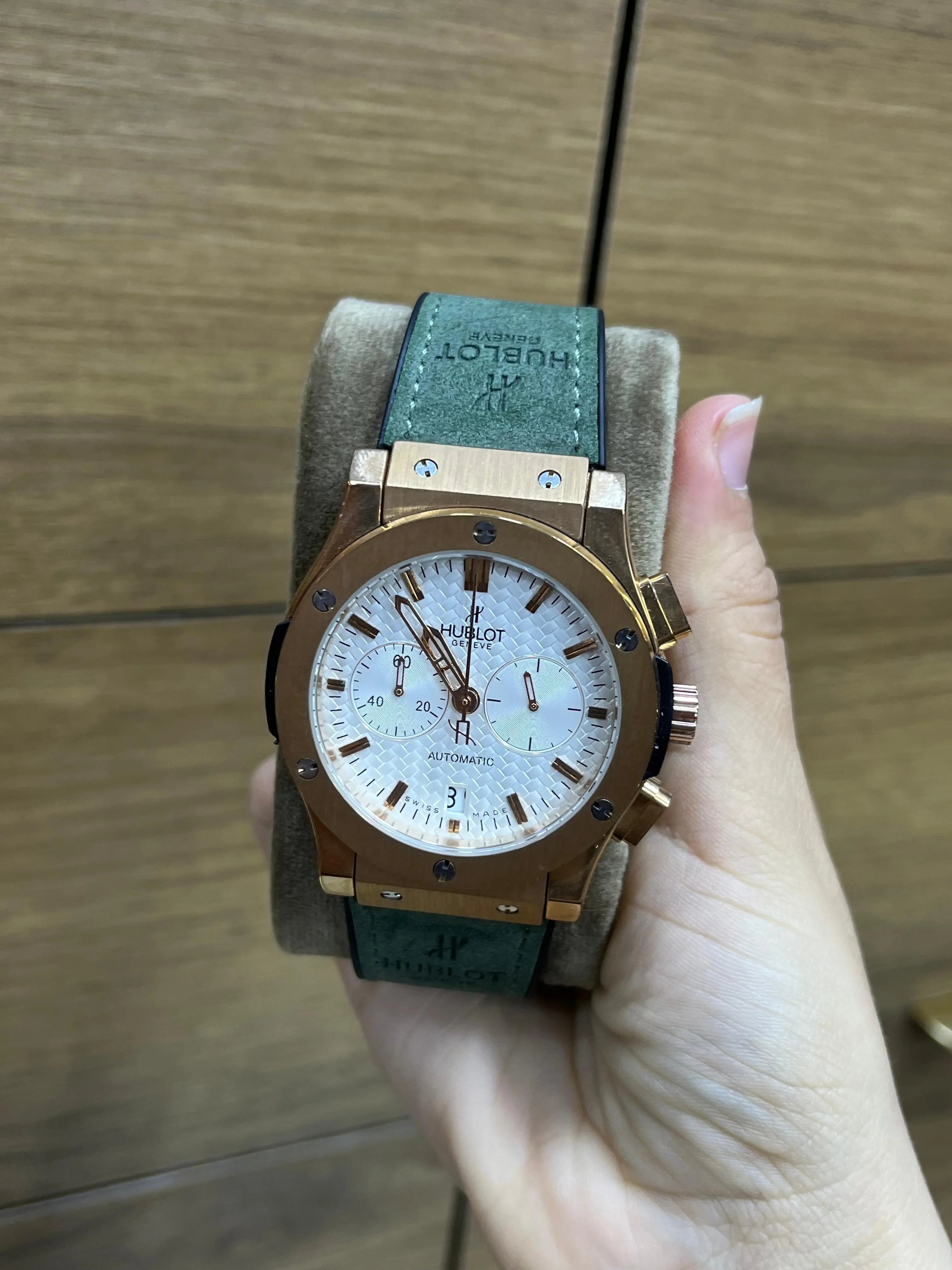 Hublot - Montre élégante blanc & or rose – cadran texturé, double sous-cadrans & bracelet cuir vert