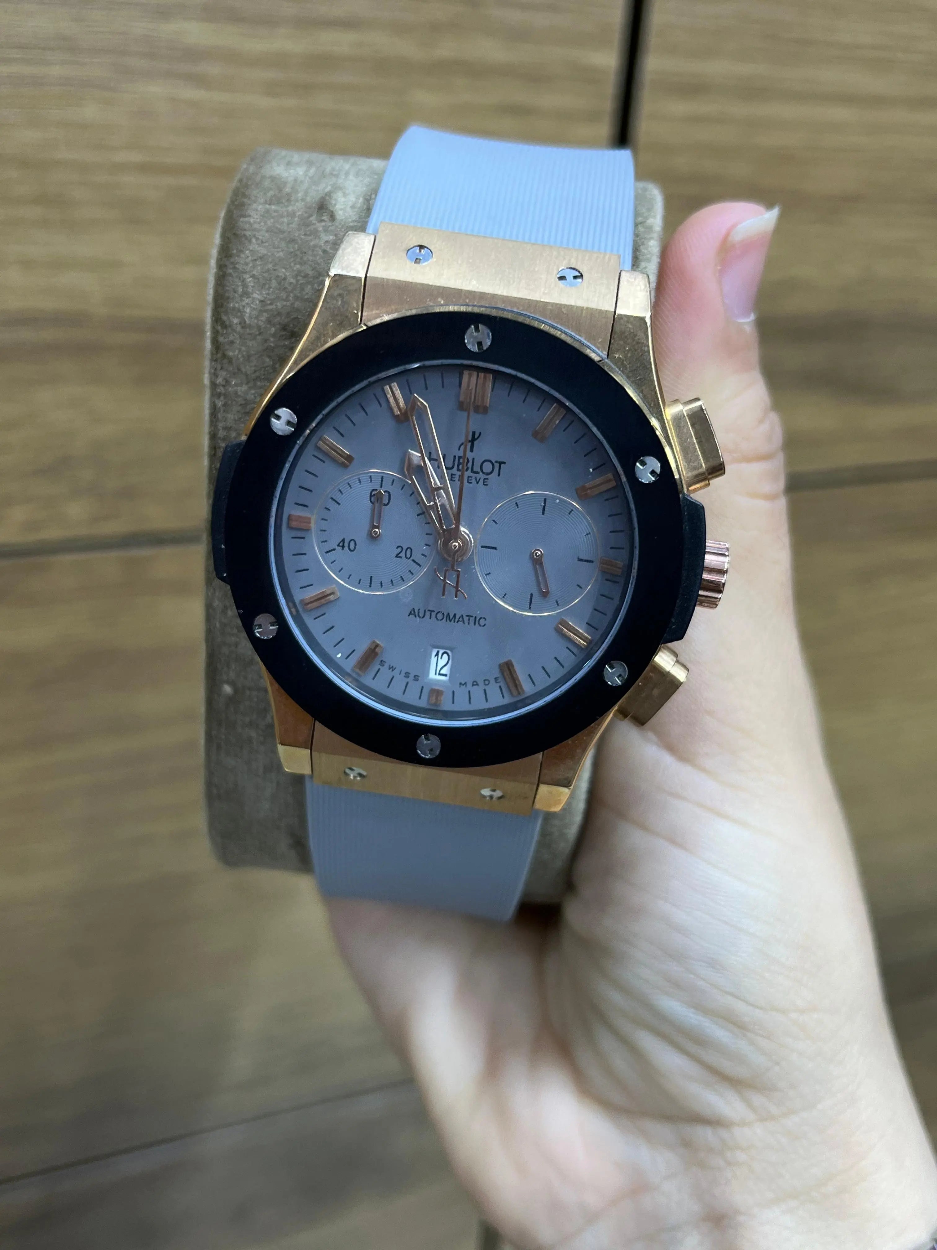 Hublot - Montre gris & or – lunette noire, double sous-cadrans, date & bracelet silicone gris