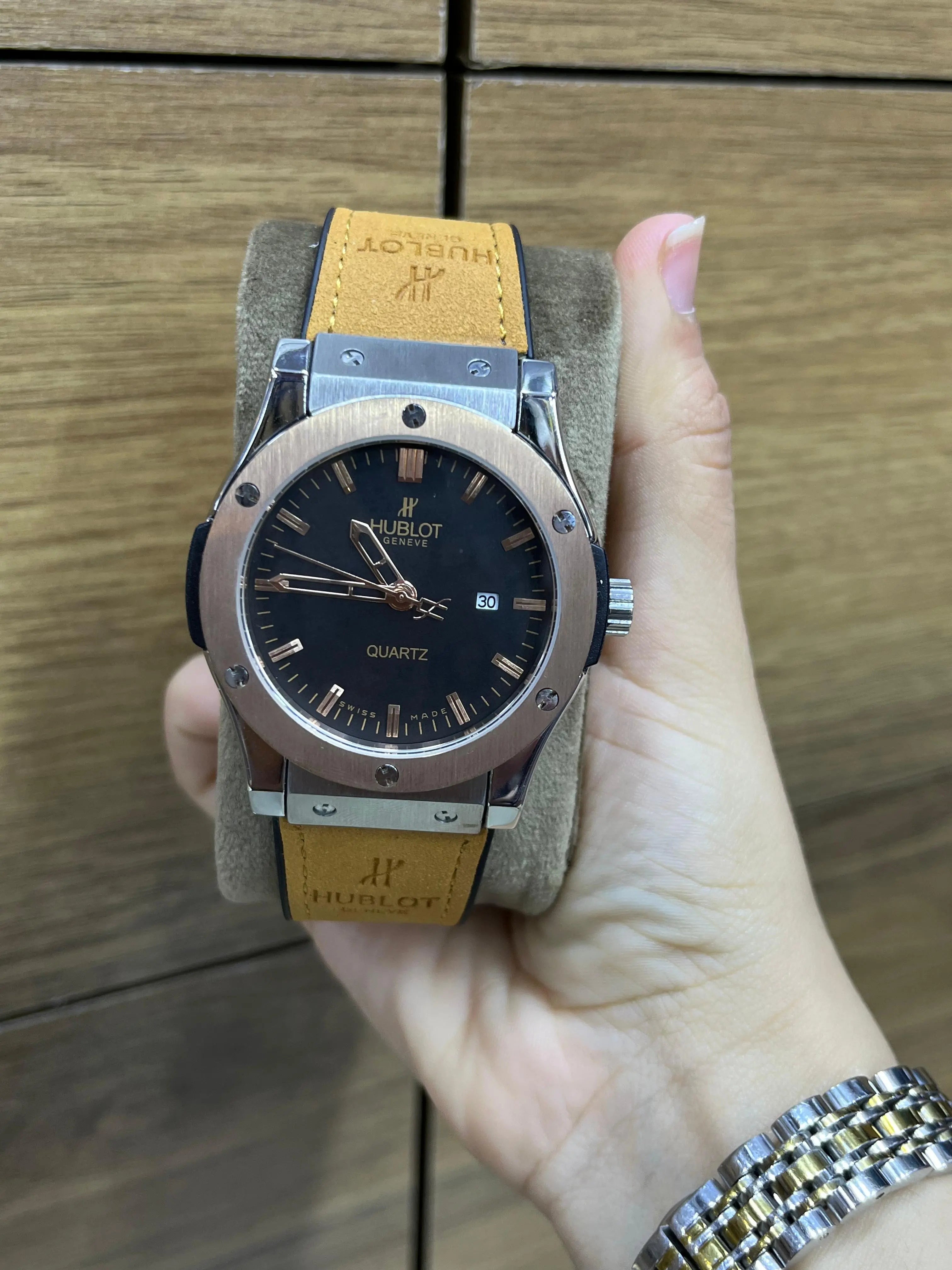 Hublot - Montre élégante cadran noir – lunette ton or rose & bracelet cuir camel